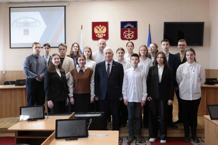 Областную Думу посетили мурманские школьники.